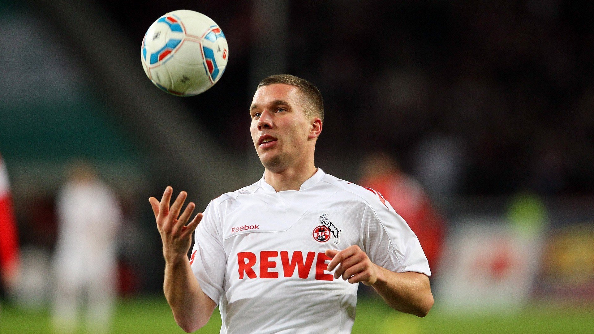 跨界统治日,当76人碾压黄蜂,欧文在德甲赛场接管冠军之战